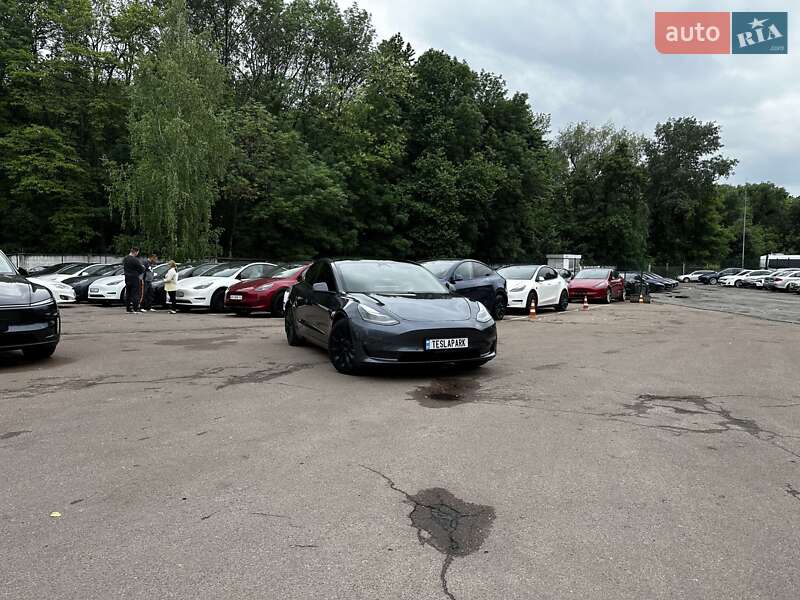Седан Tesla Model 3 2022 в 