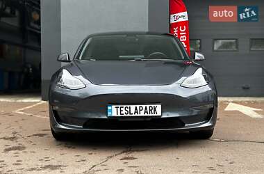 Седан Tesla Model 3 2022 в 
