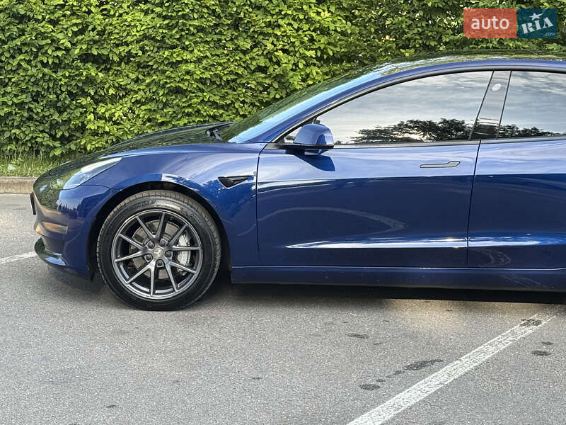 Седан Tesla Model 3 2022 в Киеве