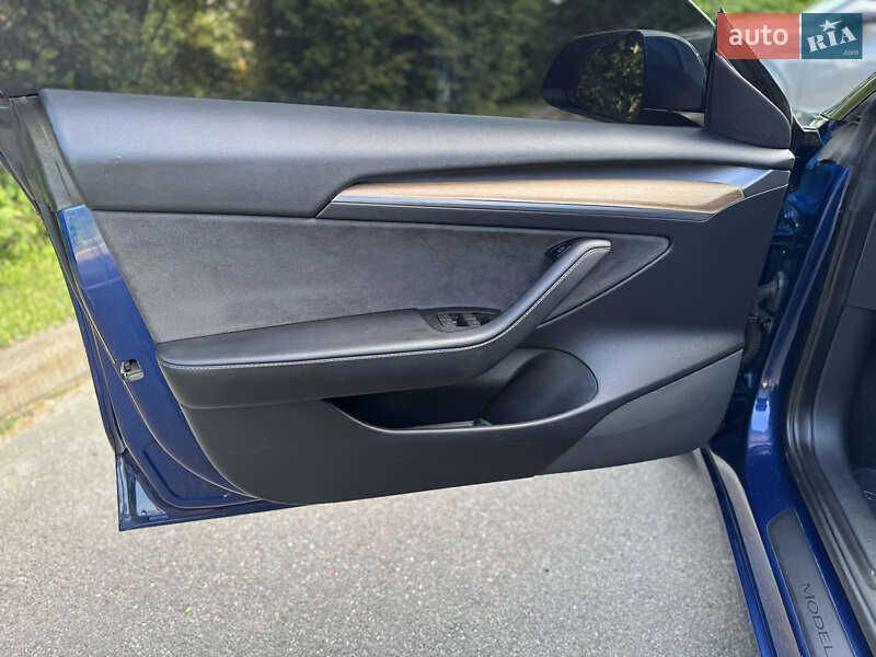 Седан Tesla Model 3 2022 в Киеве