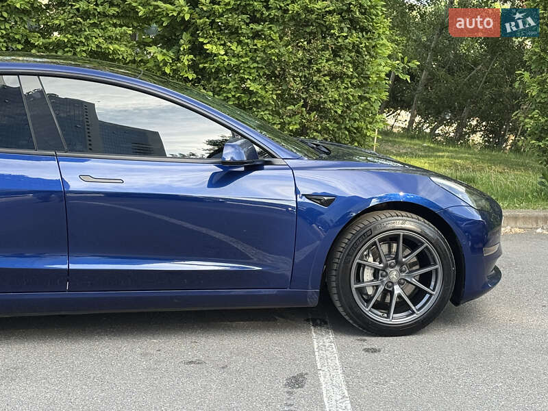 Седан Tesla Model 3 2022 в Киеве