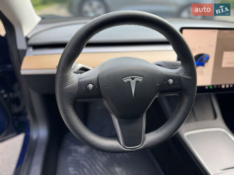 Седан Tesla Model 3 2022 в Киеве