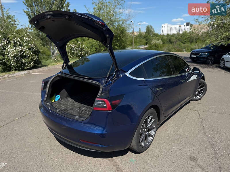 Седан Tesla Model 3 2018 в Кривому Розі