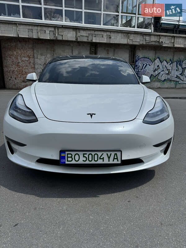Седан Tesla Model 3 2020 в 