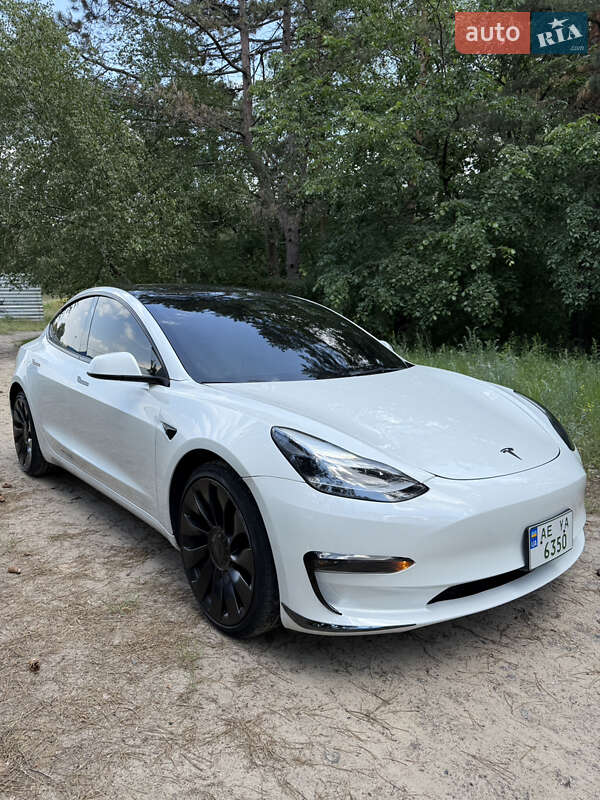Седан Tesla Model 3 2023 в 