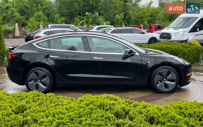 Седан Tesla Model 3 2020 в Львове