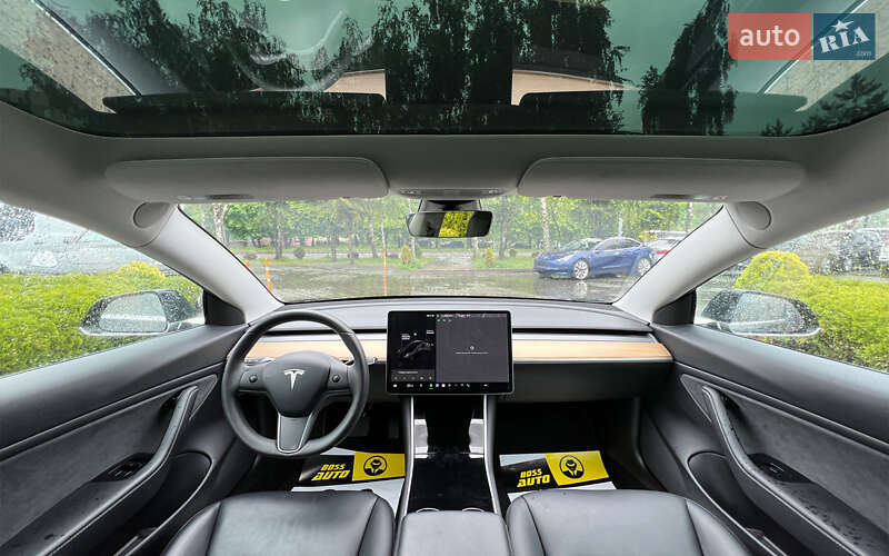 Седан Tesla Model 3 2020 в Львове