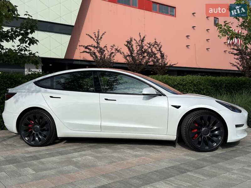 Седан Tesla Model 3 2022 в Киеве
