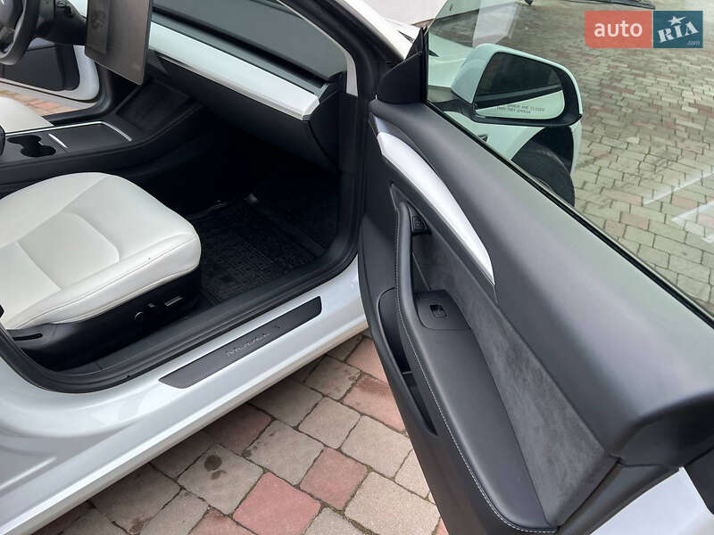 Седан Tesla Model 3 2021 в Киеве