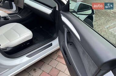 Седан Tesla Model 3 2021 в 