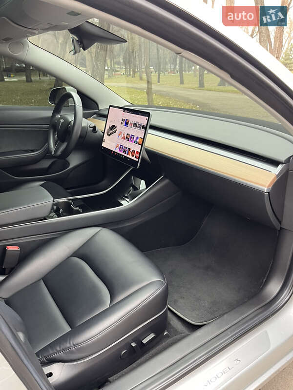 Седан Tesla Model 3 2018 в Києві