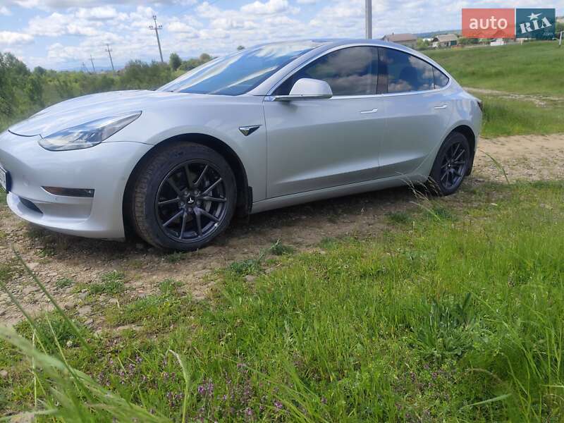 Седан Tesla Model 3 2018 в Івано-Франківську