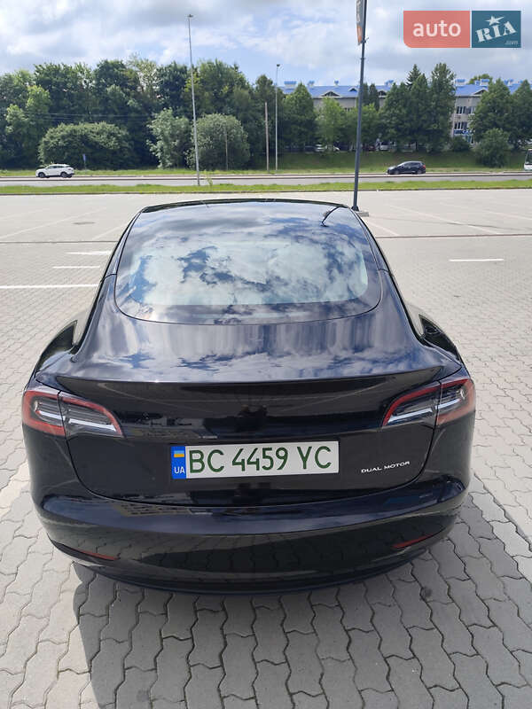 Седан Tesla Model 3 2023 в Львове