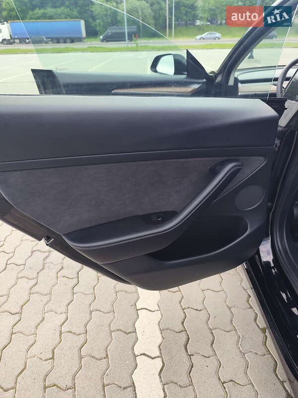 Седан Tesla Model 3 2023 в Львове