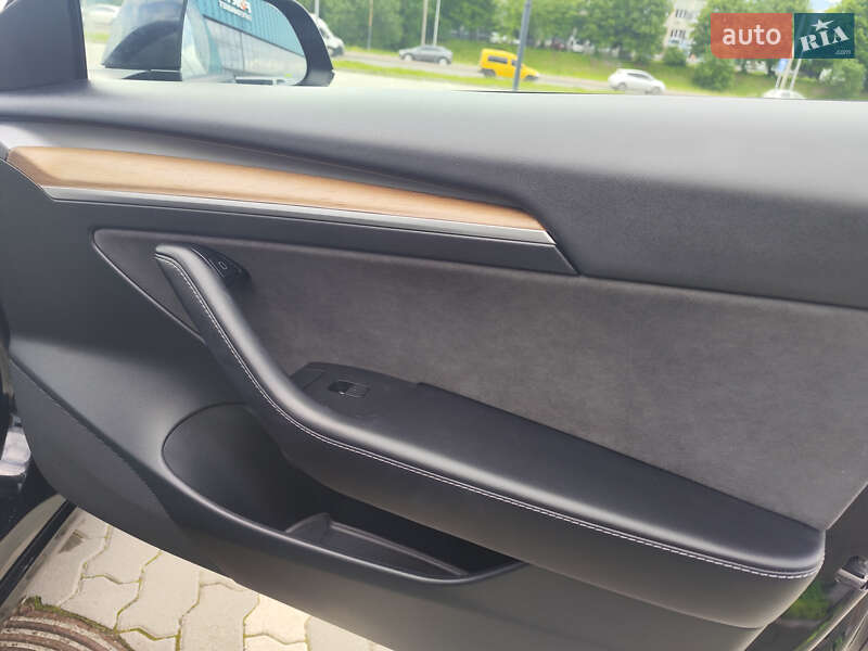 Седан Tesla Model 3 2023 в Львове