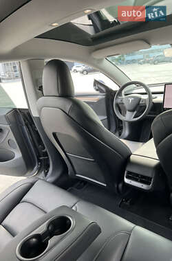 Седан Tesla Model 3 2022 в 