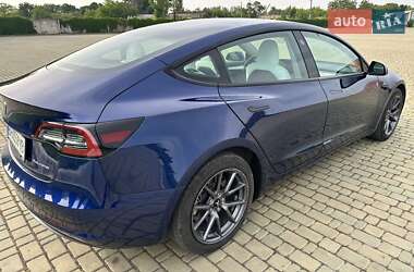 Седан Tesla Model 3 2022 в 