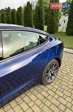 Седан Tesla Model 3 2022 в 