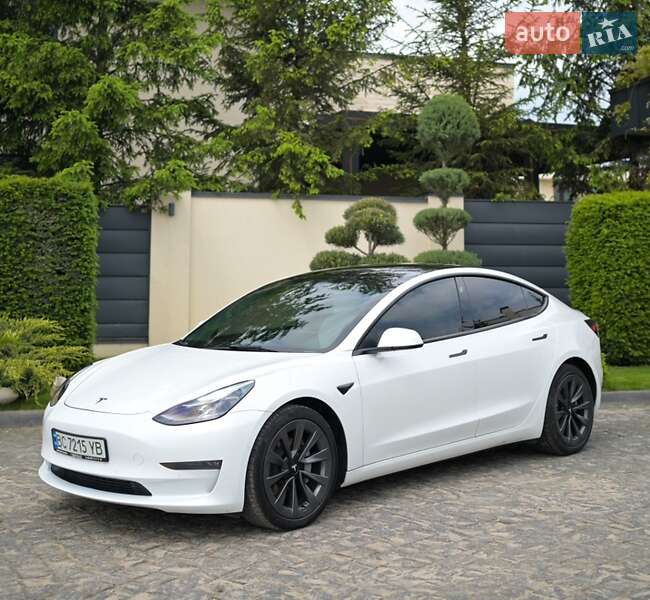 Седан Tesla Model 3 2022 в Львове
