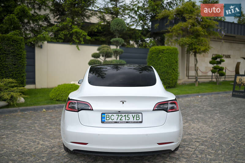 Седан Tesla Model 3 2022 в Львове