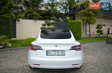 Седан Tesla Model 3 2022 в 