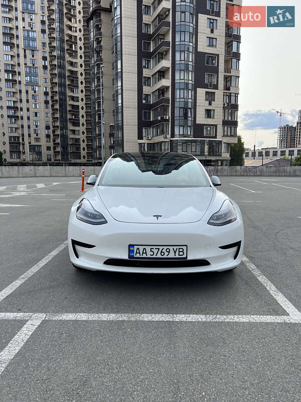 Седан Tesla Model 3 2021 в Киеве