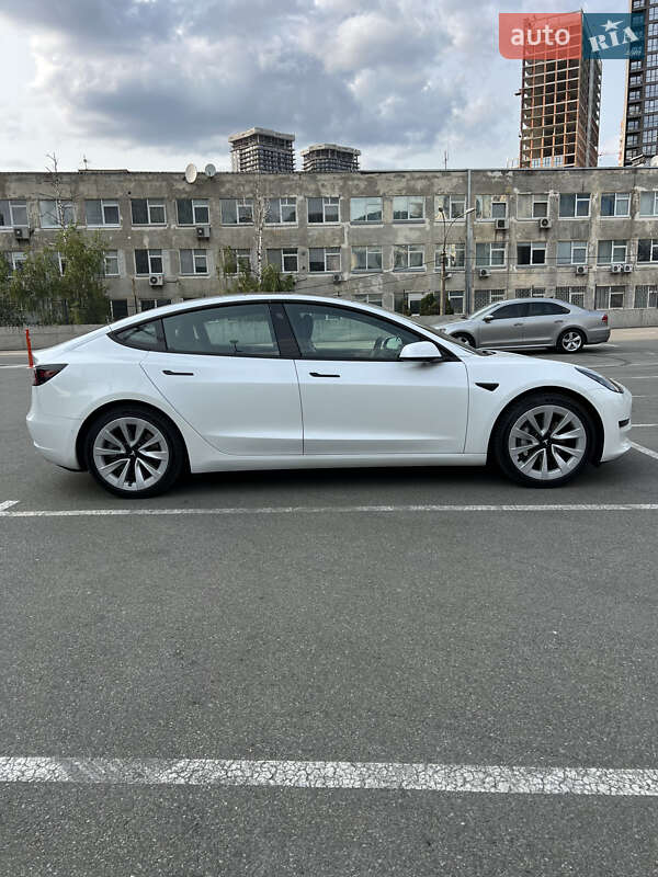 Седан Tesla Model 3 2021 в Киеве
