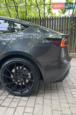 Седан Tesla Model 3 2024 в 