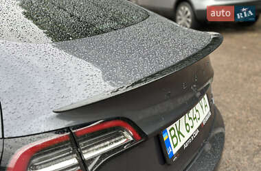 Седан Tesla Model 3 2021 в 