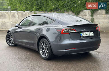 Седан Tesla Model 3 2021 в 