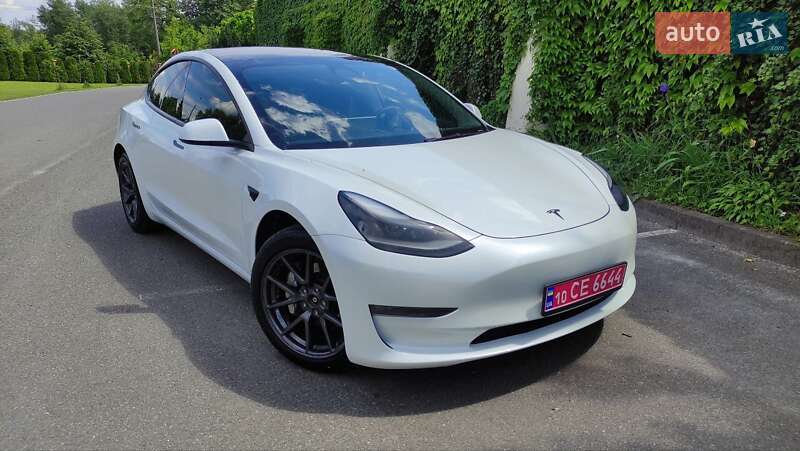 Седан Tesla Model 3 2023 в 