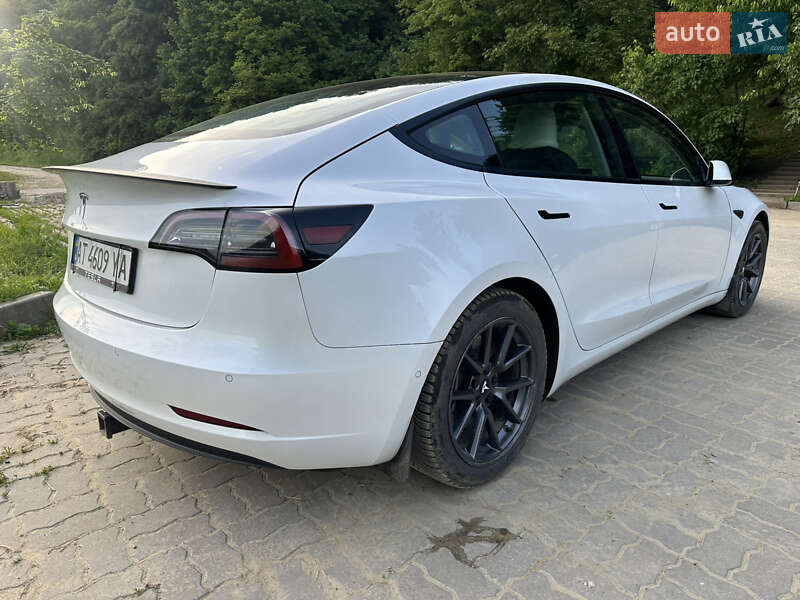 Седан Tesla Model 3 2021 в Калуше