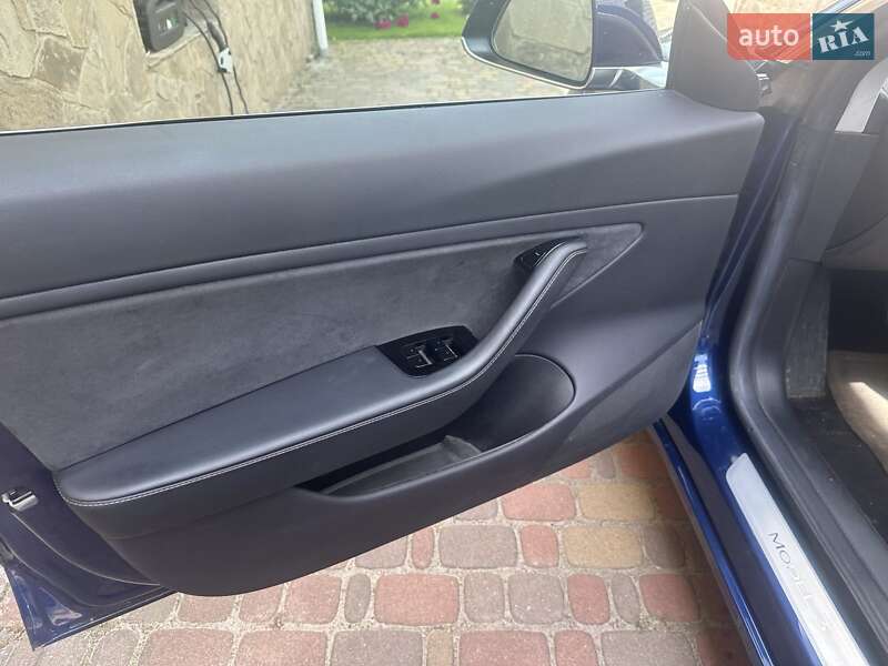 Седан Tesla Model 3 2018 в Києві