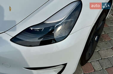 Седан Tesla Model 3 2022 в 