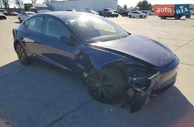 Седан Tesla Model 3 2025 в 