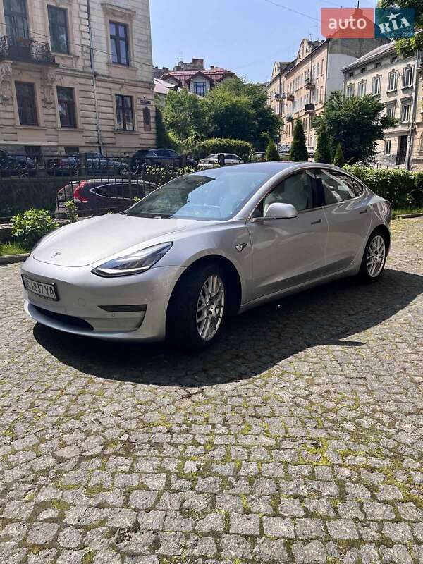 Седан Tesla Model 3 2018 в Львові