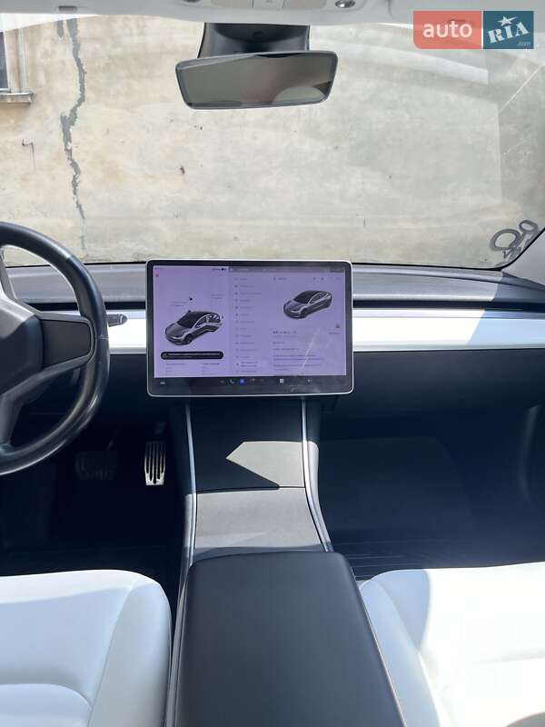 Седан Tesla Model 3 2018 в Львові