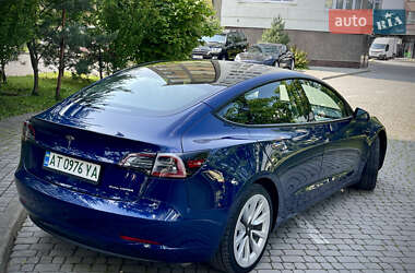 Седан Tesla Model 3 2022 в 