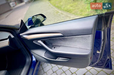 Седан Tesla Model 3 2022 в 