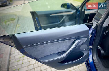 Седан Tesla Model 3 2022 в 