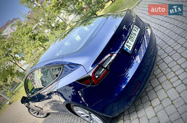 Седан Tesla Model 3 2022 в 