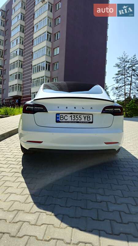 Седан Tesla Model 3 2021 в Новояворовске