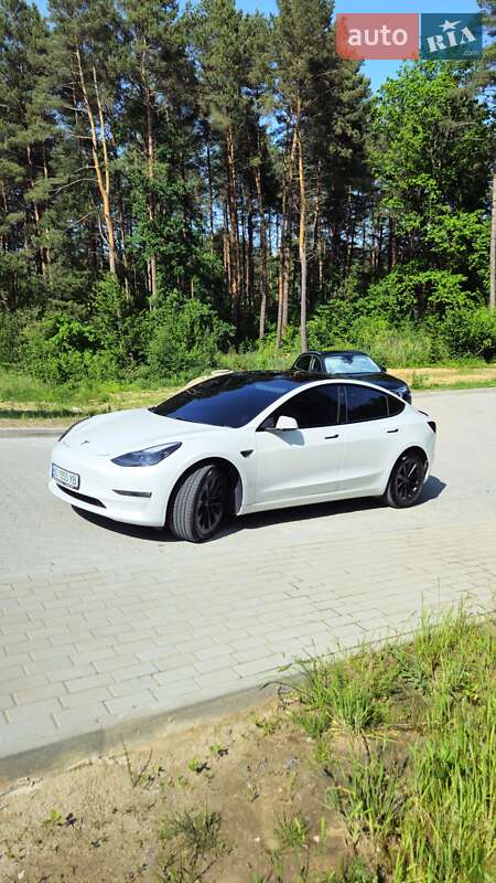 Седан Tesla Model 3 2021 в Новояворовске
