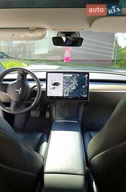 Седан Tesla Model 3 2021 в 