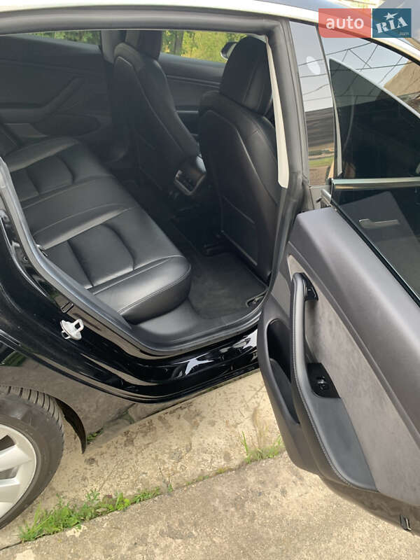 Седан Tesla Model 3 2019 в Буче
