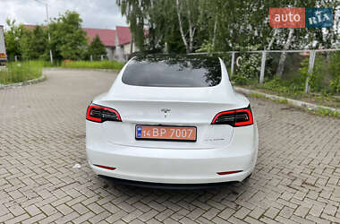 Седан Tesla Model 3 2022 в 