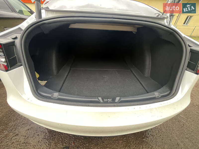 Седан Tesla Model 3 2022 в Самборі