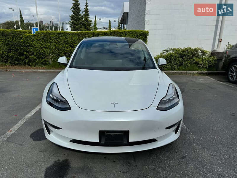 Лифтбек Tesla Model 3 2021 в 