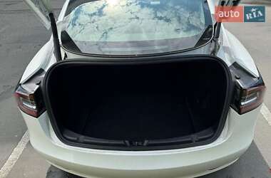 Лифтбек Tesla Model 3 2021 в 
