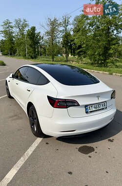 Седан Tesla Model 3 2022 в 